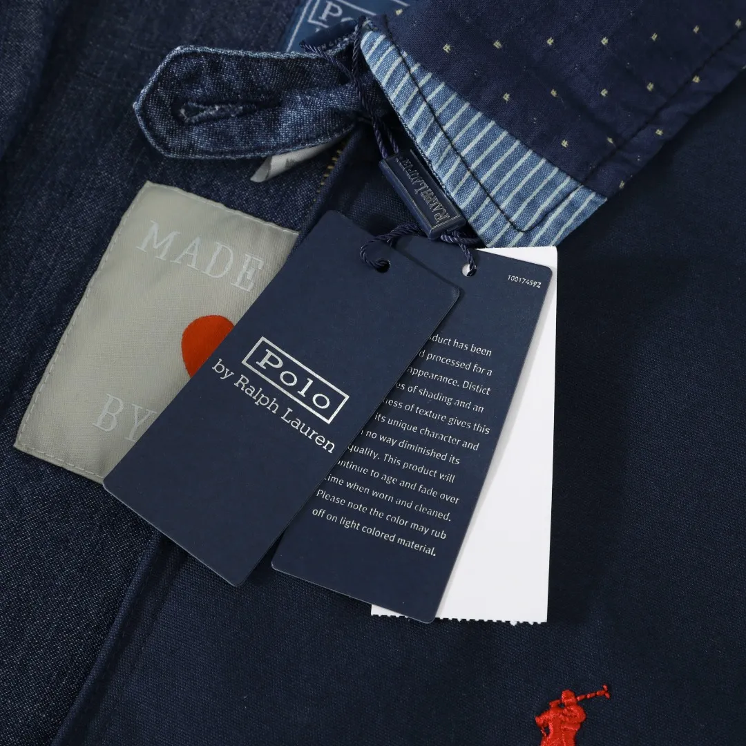 P470 #R15 Ralph Lauren Tokyo limited reversible spliced denim jacket. Catwalk style. Heavy work splicing. Tokyo limited catwalk style. Not available in China. Reversible design. Buying one is equal to buying two. The whole garment is washed and distressed. Heavy work and splicing. Maximum fabric loss. No complicated copywriting. Self-observation of details. Shipping is time-consuming and labor-intensive. If you like it, hurry up and be first to arrive. SIZE: S M L XL Length: 64/66/68/70 Bust: 116/120/124/128 Shoulder width: 52/53/54/55 Sleeve length: 57/58/59/60 Hem: 90/92/94/96 (elastic)